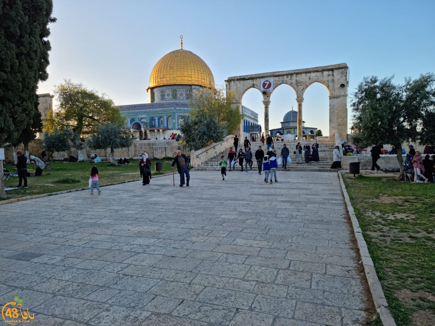  جولة في رحاب المسجد الأقصى قبيل موعد الافطار